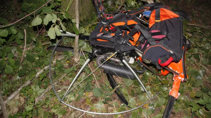 Mezi Tučapy a Prusinovicemi na Kroměřížsku spadl motorový paraglide