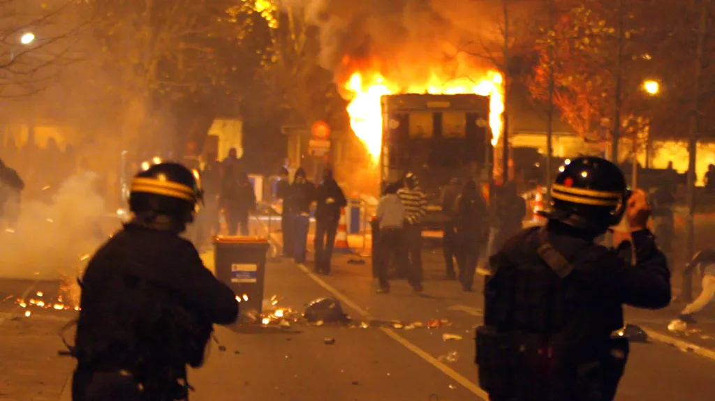 Pouliční nepokoje na pařížském předměstí