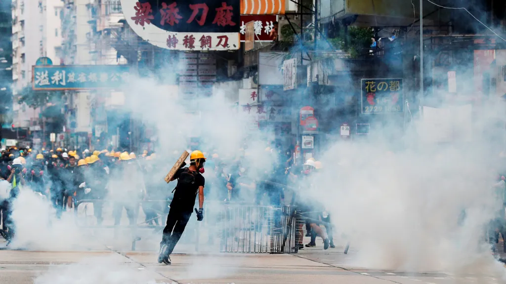Slzný plyn při protestu v Hongkongu