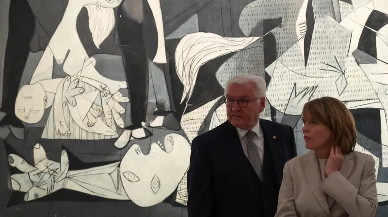 Německý prezident Frank-Walter Steinmeier a první dáma Elke Büdenbenderová stojí před obrazem Pabla Picassa „Guernica“ během návštěvy muzea Reina Sofia v Madridu ve Španělsku, 26. listopadu 2025