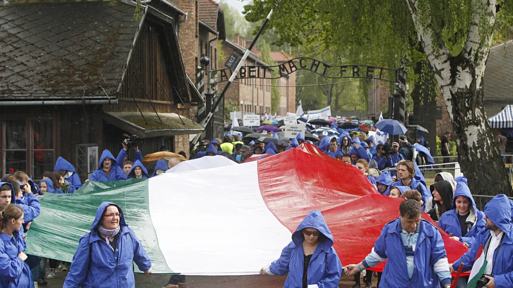Pochod živých v Osvětimi byl letos zasvěcen maďarským Židům