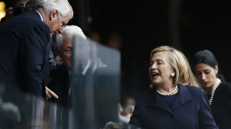 John Major zdraví Clintonovy na rozloučení s Nelsonem Mandelou