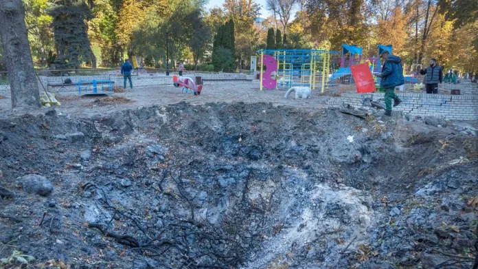 Kráter po pondělním dopadu rakety na dětském hřišti v Kyjevě