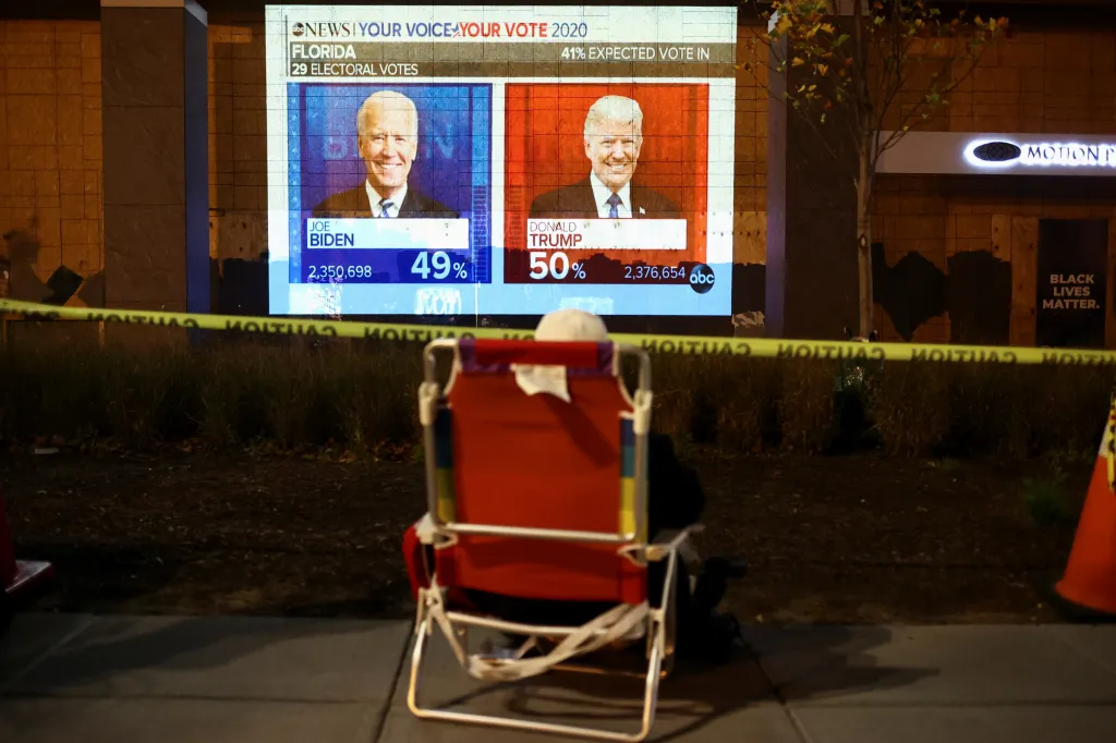 Američané prožívají volby v ulicích. Ve Washingtonu byly instalovány obrazovky, aby lidé mohli sledovat přenosy televizního vysílání