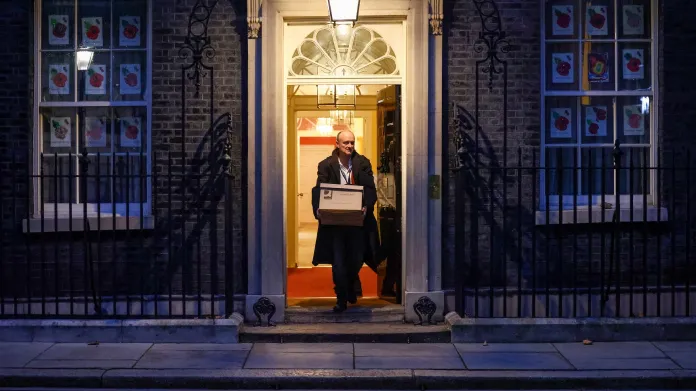 Dominic Cummings opouští premiérovo sídlo v Downing Street