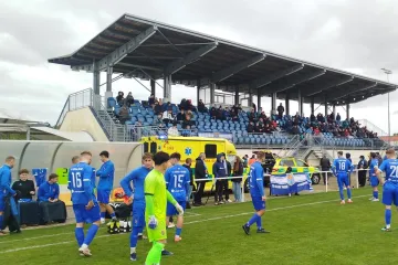Fanoušek po kolapsu zemřel. Svazy řeší zdravotnické vybavení fotbalových hřišť