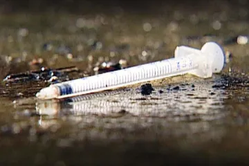 Vláda škrtla v rozpočtu 30 milionů na práci se závislostmi. Pozor na důsledky, varují organizace