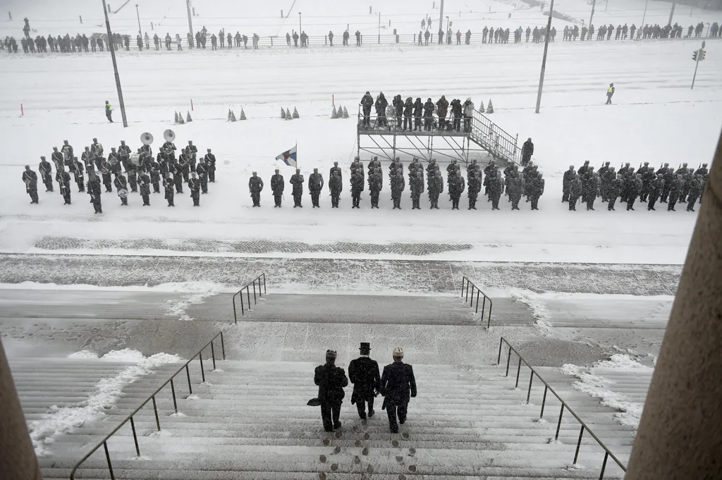 Znovuzvolený finský prezident Sauli Niinisto před nastoupenou čestnou stráží u budovy finského parlamentu během prezidentské inaugurace v Helsinkách