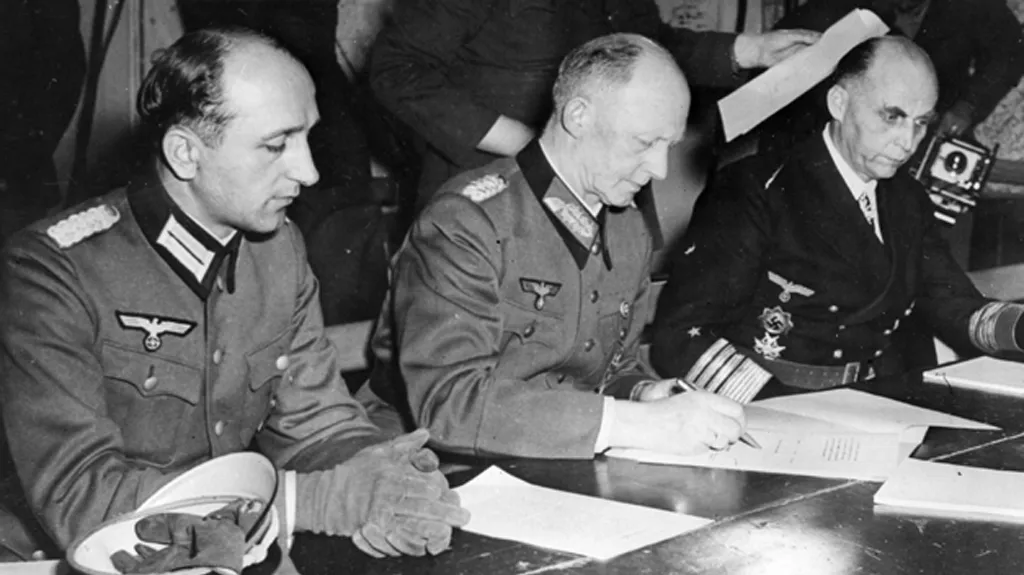 Německý generál Alfred Jodl podepisuje kapitulaci Německa