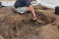 Archeologové odkryli pod Řípem pohřební konstrukci podobnou megalitickým hrobkám