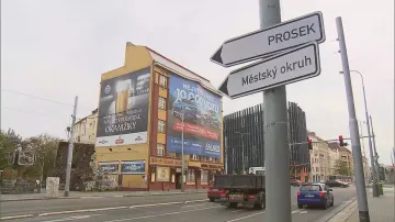 Reklamní plachty na domě v Praze