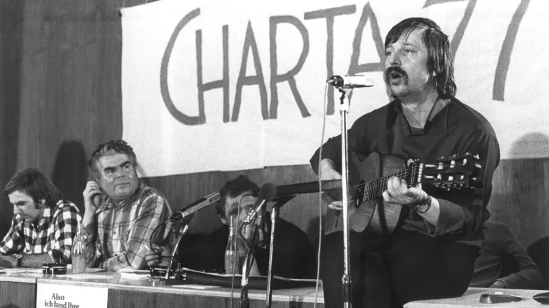 Zleva Rudi Dutschke, Jiří Pelikán a Adam Michnik poslouchají Wolfa Biermanna