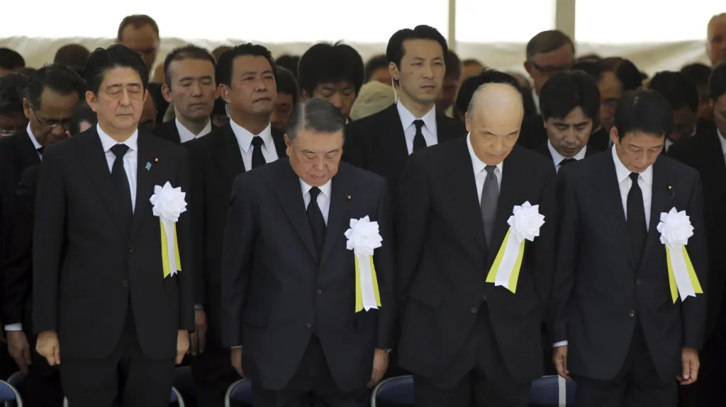 Šinzó Abe a další členové japonské vlády v tiché modlitbě za oběti Nagasaki