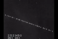 To není UFO, ale Muskův „vlak“. Astronomové uklidňují veřejnost, která na nebi vidí podivný objekt
