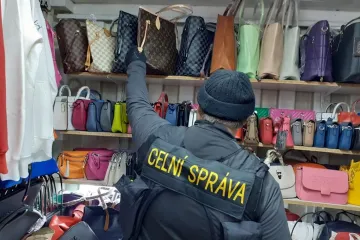 Kontroly loni zachytily padělky za půl miliardy. Jejich velké množství zabavují celníci i letos