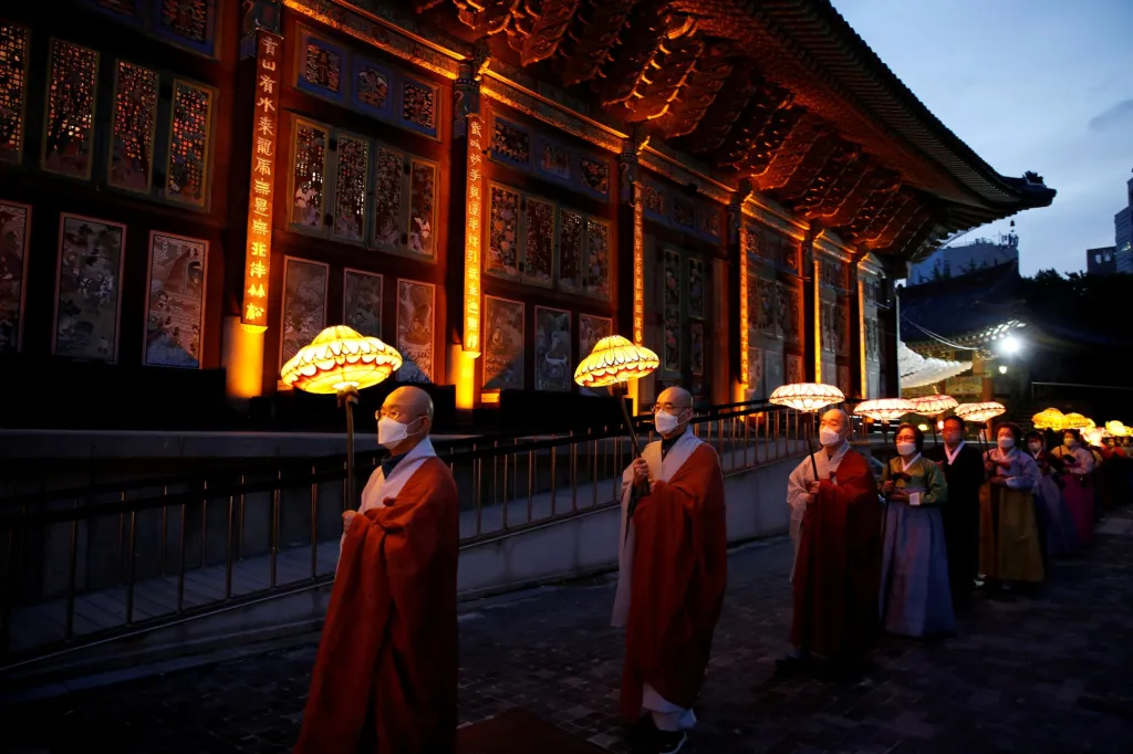Buddhističtí mniši a věřící se v jihokorejském Soulu účastní přehlídky světla během oslav blížících se narozenin Buddhy