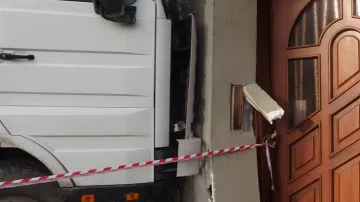Nákladní auto narazilo do domu v Kojetíně