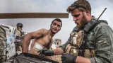Skupina slovenských a amerických zdravotníků pomáhá u Mosulu už od počátku bitvy. Aby zde mohli pracovat, založili si organizaci nazvanou Akadémia urgentnej medicíny. Poskytují první pomoc zraněným vojákům i civilistům.