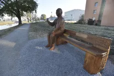 Dřevěný J. A. Baťa zdraví z lavičky v Uherském Hradišti kolemjdoucí