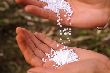 Močovina uvázlá v Hormuzu by ohrozila světové zemědělství