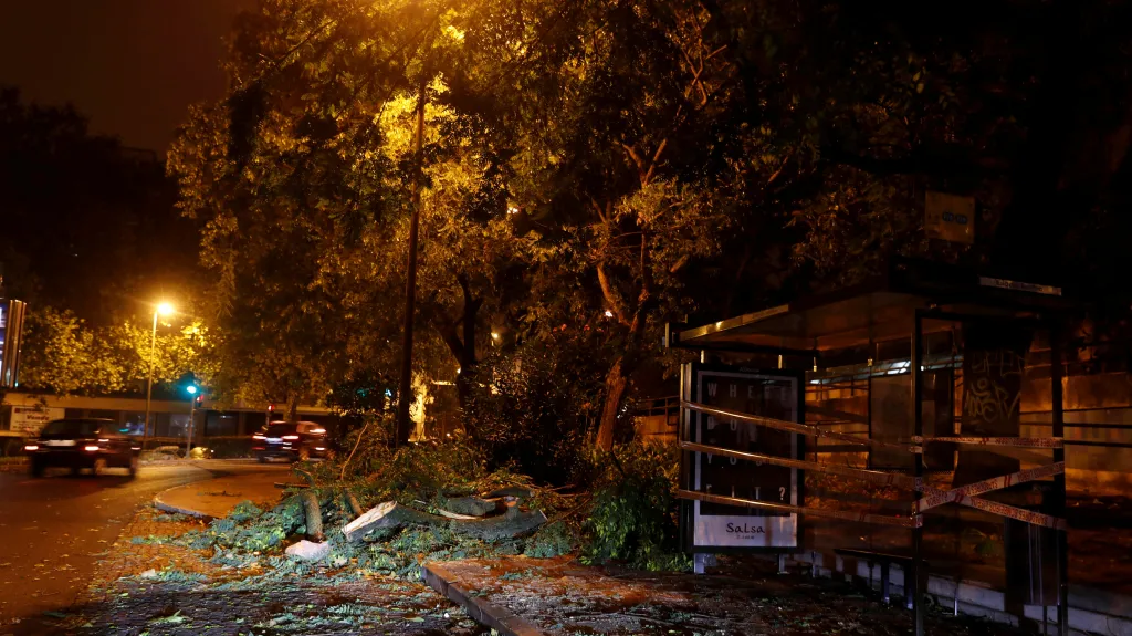 Bouře Leslie v Lisabonu polámala stromy