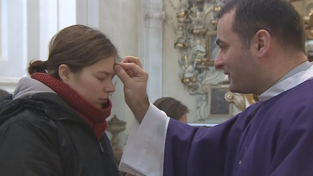 Na Popeleční středu jsou věřící označeni tzv. popelcem