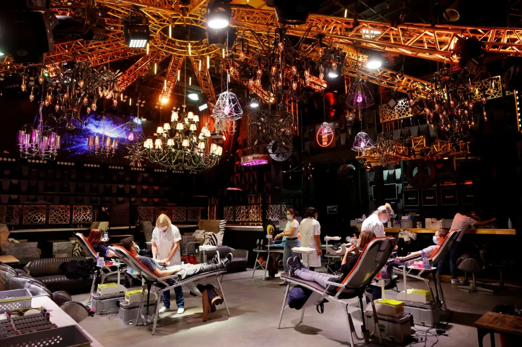 Noční diskoklub MAD (Moulin a Danse) ve švýcarském Lausanne nabídl své prostory v době lockdownu zdravotníkům. Ti v něm zřídili odběrové centrum pro dárce krve