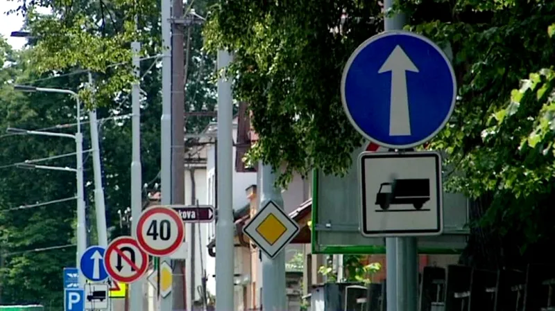 Les značek na českých silnicích