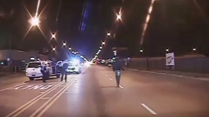 Záběr z videozáznamu ukazuje pozici policie a černošského mladíka