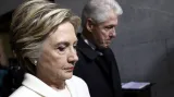 Bývalý prezident USA Bill Clinton a jeho žena Hillary, bývalá Trumpova protikandidátka, přijíždí na inauguraci Donalda Trumpa