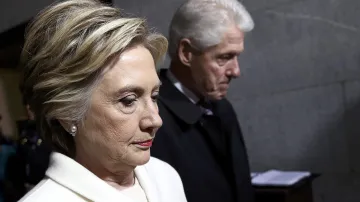 Bývalý prezident USA Bill Clinton a jeho žena Hillary, bývalá Trumpova protikandidátka, přijíždí na inauguraci Donalda Trumpa