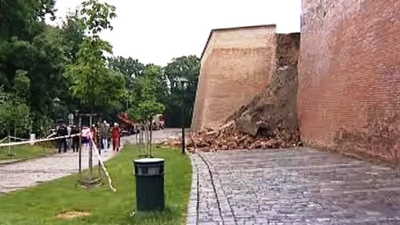 Zřícené hradby na Špilberku