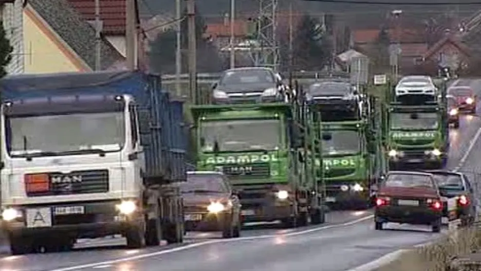 Náhrada za nedostavěnou D8 vede mnoha obcemi.