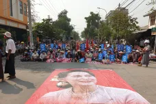 Myanmarská junta obvinila Su Ťij z přijetí úplatku. Zabila další demonstranty proti puči