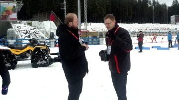 Moderátor z brněnské redakce sportu Petr Kubásek (vpravo)