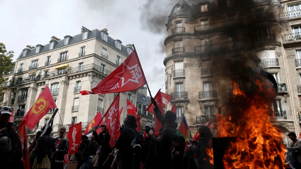 Ve Francii protestují proti vládě a možným úsporným opatřením