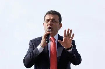 Turecké úřady zatkly Erdoganova soka, omezily internet i dopravu v Istanbulu