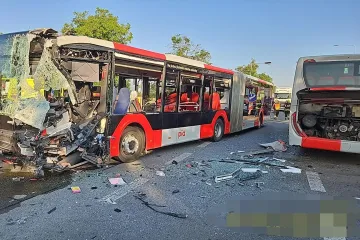 Na Kladensku havarovaly dva autobusy. Zraněných je tucet, jedna žena vážně