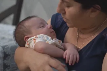 Arménské páry, jejichž synové padli ve válce, se znovu stávají rodiči. Stát jim přispívá