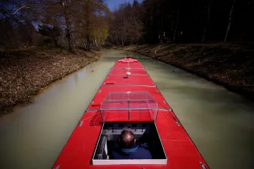 Suezský průplav na francouzském jezeře. Námořníci cvičí jak se vyhnout nehodě