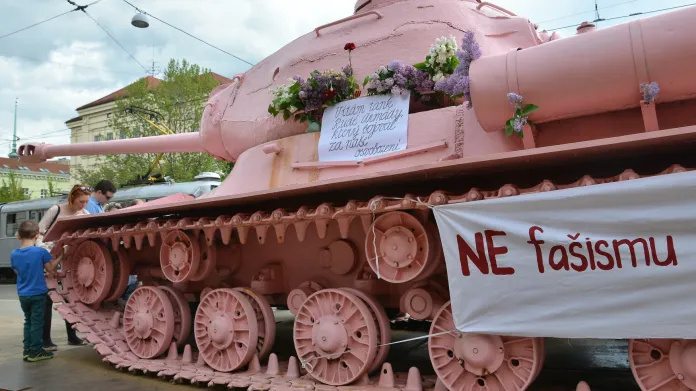 Růžový tank ověšený transparenty