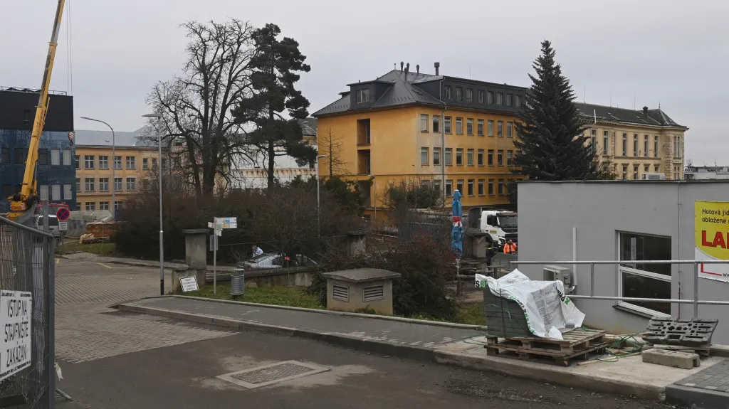 Ve Fakultní nemocnici Olomouc začalo bourání budovy Franz Josef