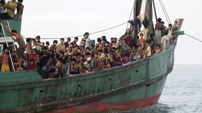 Břehy Indonésie čelí masivnímu přívalu uprchlíků z Barmy a Bangladéše. Stovky lidí byly odbaveny v uprchlickém táboře v indonéském Acehu. Další tisíce migrantů zůstávají na lodích, jež nedostaly od úřadů okolních zemí povolení přistát.