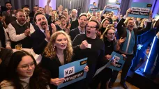 Příznivci konzervativní CDU se radují po uzavření volebních místností v Berlíně