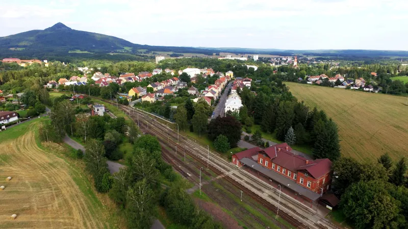 Město Mimoň s nádražní budovou