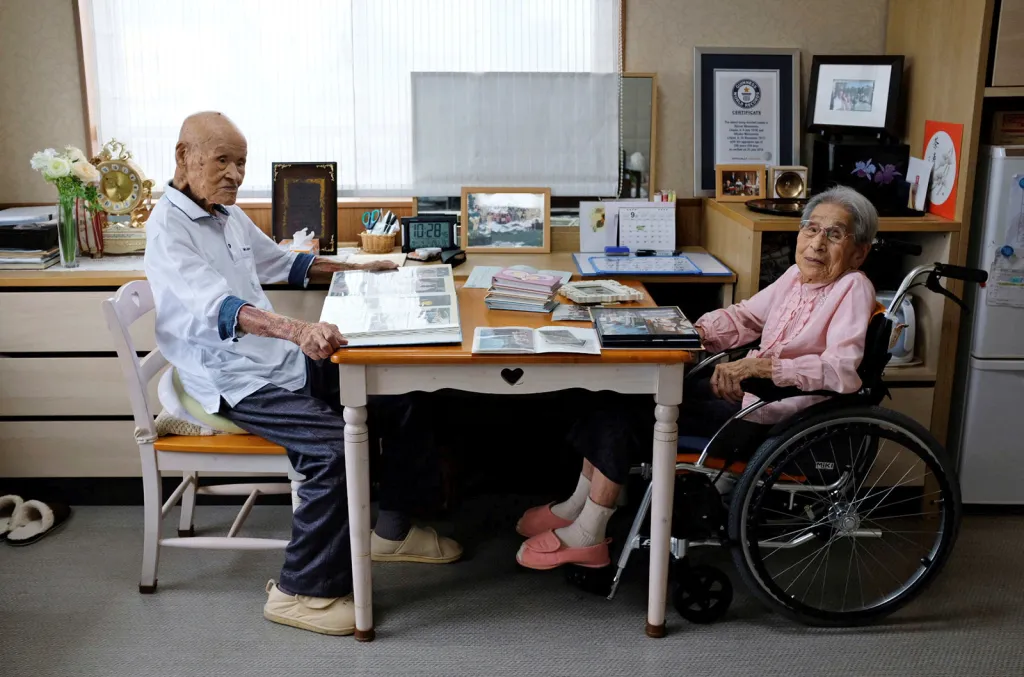 Nejstarší žijící manželský pár na světě Masao Matsumoto (vlevo) a Miyako Matsumoto listují v rodinných albech ve svém pokoji v pečovatelském domě v Takamatsu v japonské prefektuře Kagawa.