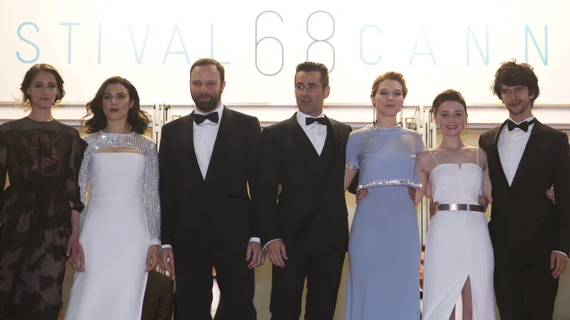 Režisér Yorgos Lanthimos (třetí zleva) s herci filmu Humr