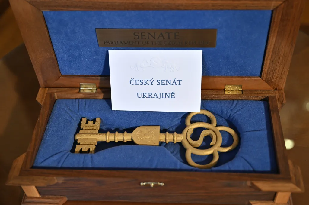 Symbolický klíč od Senátu České republiky darovaný ukrajinskému prezidentovi Zelenskému při návštěvě Česka