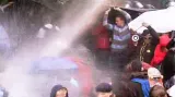 Německá policie použila proti demonstrantům vodní děla