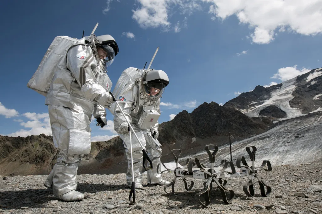 Rakouští odborníci z organizace OeWF Inigo Munoz a Carmen Köhlerová testují měsíčního robota nazvaného „Puli Rover“ na ledovci Kaunertaler v Alpách